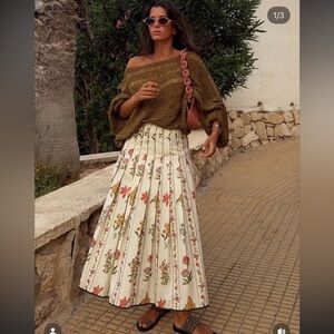 🆕(NWT) ZARA **VIRAL** ZW COLLECTION FLORAL PLEATED SKIRT. Size MEDIUM